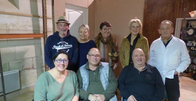 photo  les huit acteurs de la troupe théâtrale de crosmières, près de la flèche (sarthe), préparent leur future comédie qu’ils présenteront au public fin janvier 2026. bonne humeur et sourires devraient être au rendez-vous cette année encore  &copy;  ouest-france 