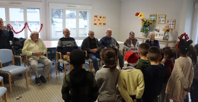 photo  avant de procéder à la distribution des cartes de vœux, les enfants de l’école du pré ont chanté devant les résidents de la résidence autonomie des bazinières.  &copy;  ouest-france 