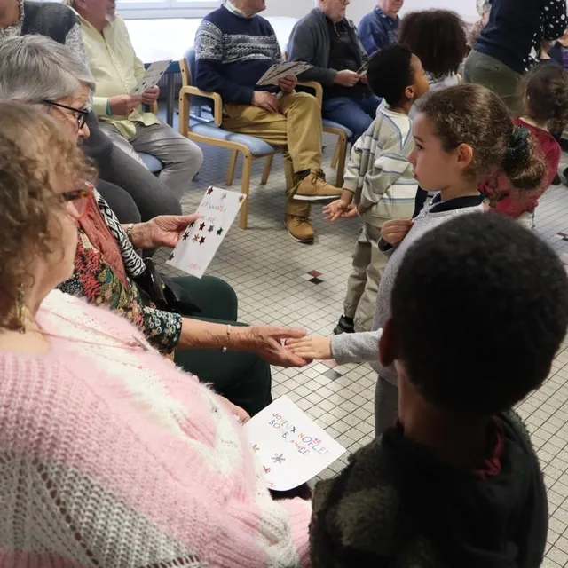 photo les enfants de grande section de l’école du pré à sablé-sur-sarthe ont remis en mains propres les cartes qu’ils ont réalisées, vendredi 19 décembre 2025.  ©  ouest-france