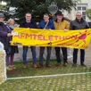 photo  samedi 6 et dimanche 7 décembre, l’équipe du téléthon à chalonnes-sur-loire, saint-aubin, chaudefonds, denée et rochefort-sur-loire s’est mobilisée comme jamais. cette union de 98 bénévoles a récolté 8 244 € avec ces actions tout au long du week-end. sur la photo, patrice malandain, trésorier du club de marche la godasse, présente le chèque de 1 086 € aux côtés de françoise boulestreau, trésorière de la marche nordique ; richard viau, élu référent au téléthon ; gilles ferjoux, président de la godasse ; marc bernier élu délégué à la vie citoyenne et philippe giteau, élu délégué aux associations. 