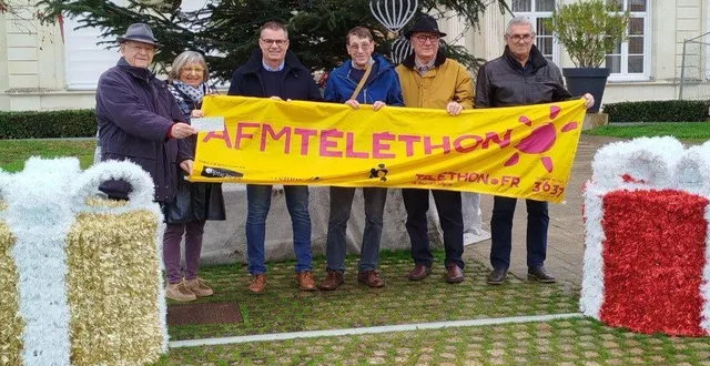photo  samedi 6 et dimanche 7 décembre, l’équipe du téléthon à chalonnes-sur-loire, saint-aubin, chaudefonds, denée et rochefort-sur-loire s’est mobilisée comme jamais. cette union de 98 bénévoles a récolté 8 244 € avec ces actions tout au long du week-end. sur la photo, patrice malandain, trésorier du club de marche la godasse, présente le chèque de 1 086 € aux côtés de françoise boulestreau, trésorière de la marche nordique ; richard viau, élu référent au téléthon ; gilles ferjoux, président de la godasse ; marc bernier élu délégué à la vie citoyenne et philippe giteau, élu délégué aux associations.  &copy;  ouest-france 
