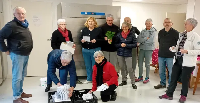 photo  une partie de l’équipe de bénévoles préparant la distribution de jouets pour noël.  &copy;  ouest-france 