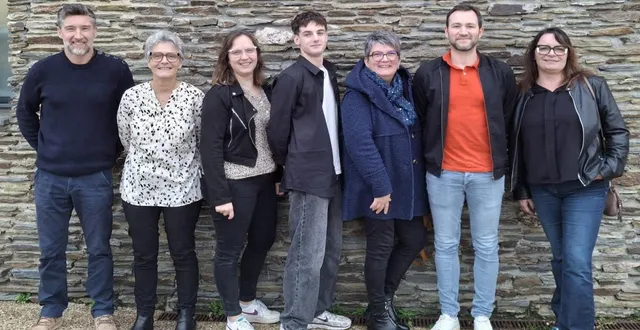 photo  le personnel de la piscine, au complet, avant la fermeture.  &copy;  co 