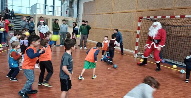 photo  c’est un moment très attendu au club, le goûter de noël et la venue de sa star vêtue de rouge.  &copy;  thb, trélazé handball 
