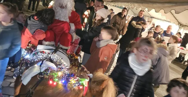 photo  le père noël a pratiquement terminé sa distribution, le poney peut enfin avancer.  &copy;  co 