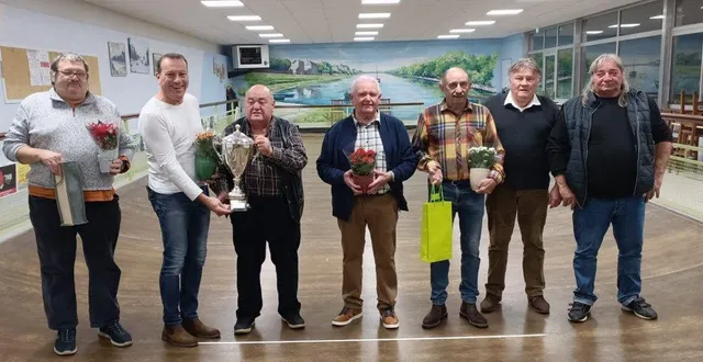 photo  samedi 13 décembre se jouait la finale du grand concours de la société de boule de fort du rivage, le challenge super u « dans une excellente ambiance » se réjouissait pierre davy, le président chalonnais. 144 équipes venues de 46 communes se sont mesurées pendant deux mois. c’est le duo yvan gilbert – jean-pierre guémard de beaufort-en-vallée qui a remporté le challenge devant michel feuillet et guy plaisant de saint-clément-de-la-place. la société du rivage versera 1 € par équipe engagée soit 144 € à octobre rose et un 1 € par sociétaire du rivage soit 175 € à la fondation du patrimoine pour contribuer aux travaux de reconstruction du jeu de boule de fort de la société de saint-jean-de-la-croix.  &copy;  co. 