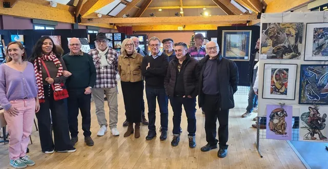 photo  christian ogereau, troisième à partir de la gauche, en compagnie des artistes et adhérents de l’association échange de savoirs.  &copy;  co 