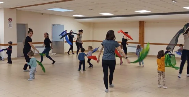 photo  le jeu avec le foulard a amusé enfants et parents.  &copy;  co 