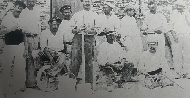 photo  un groupe d’ouvriers bâtisseur de la nouvelle église.  &copy;  archives 