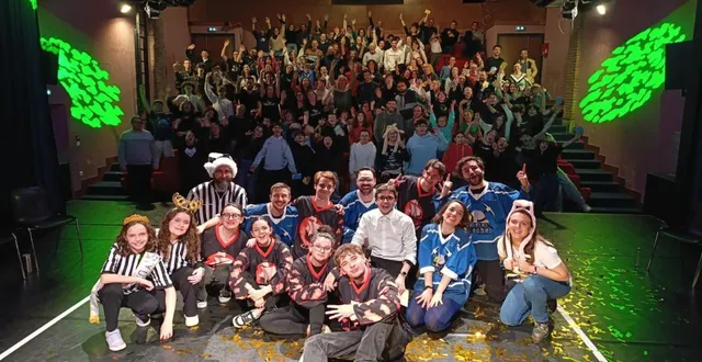 photo  les équipes d’impro à l’avant-scène.  &copy;  co 