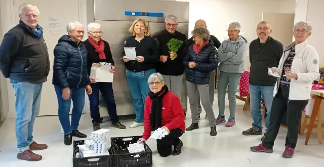 photo  une distribution de jouets de noël organisée par l’association intercommunale solidarité main tendue, en partenariat avec le centre communal d’action sociale verrois s’est déroulée ce mardi dans ses locaux de pellouailles. grâce à la mobilisation de 40 bénévoles et aux dons collectés auprès d’habitants d’écouflant, du plessis-grammoire, de rives-du-loir-en-anjou et de verrières, près de 90 familles ont pu bénéficier de jouets triés et redistribués.  &copy;  co 
