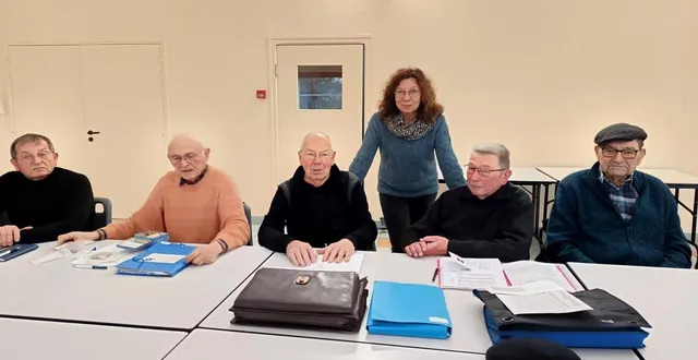 photo  martine gouis (debout), nouvelle secrétaire de la section, remplace robert gouis (à sa droite).  &copy;  le maine libre 