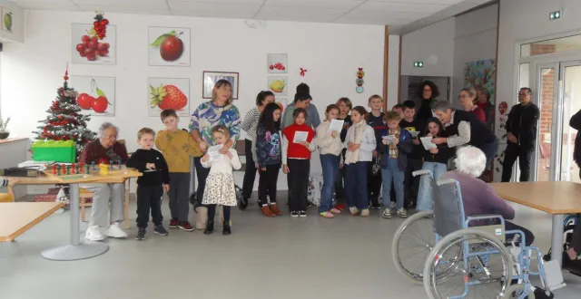 photo  les enfants du cathé de la paroisse ont rendu visite aux résidents en cette veille de fêtes de fin d’année.  &copy;  le maine libre. 