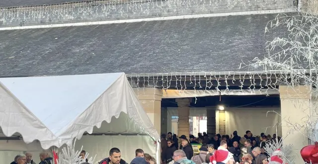 photo  l’ancienne halle aux grains débordait et le public s’étendait jusque sur le parvis.  &copy;  le maine libre 