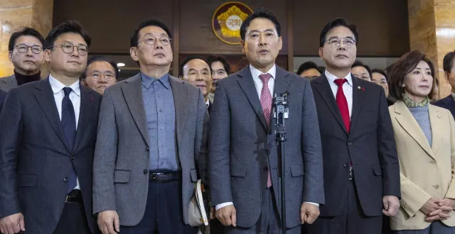 photo  jang dong-hyeok (3e à partir de la gauche), chef du principal parti d’opposition, le parti du pouvoir du peuple, s’adresse aux journalistes après avoir terminé son discours d’obstruction parlementaire lors d’une session plénière à l’assemblée nationale à séoul, en corée du sud, le 23 décembre 2025.  &copy;  epa/maxppp 