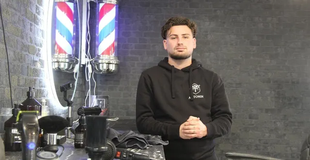 photo  à seulement 21 ans, antonin chassevent a repris le salon de coiffure où il a appris le métier, à la flèche (sarthe).  &copy;  ouest-france 