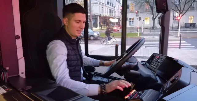 photo  place lorraine, 8 h 30 du matin. raphaël fradin commence son service qui se terminera à 19 h, après 8 h 24 de conduite sur plusieurs lignes.  &copy;  ouest-france 
