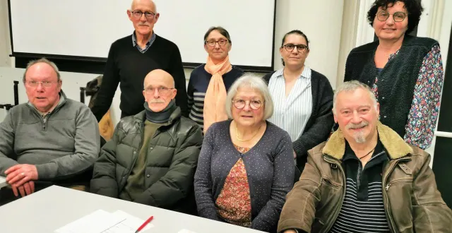 photo  l’ancienne équipe du cabas écomméen (assise) avec la nouvelle, debout (de g. à dr : jean-marie perrotin président, christelle bourdin trésorière, linda bourgine secrétaire et roselyne poupard secrétaire adjointe.  &copy;  le maine libre 