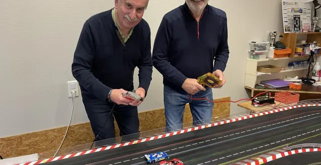 photo  pascal primault et dany fort s’adonnent chaque semaine à leur passion du slot race.  &copy;  ouest-france 