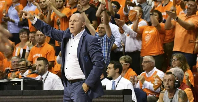 photo  eric bartecheky aura conduit le msb au titre suprême dès sa première saison sur le banc manceau.  &copy;  archives le maine libre - denis lambert 