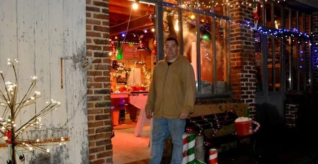 photo  cédric le coz devant la salle de jeu transformée aux couleurs de noël.  &copy;  le maine libre 