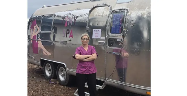 photo  stéphanie jubin devant la caravane californienne qu’elle a aménagée en salon de massage et sauna.  &copy;  ouest-france 