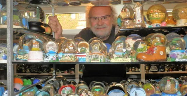 photo  josef kardinal possède plus de 11 000 boules à neige, patiemment accumulées, depuis quarante ans.  &copy;  photo : josef kardinal 