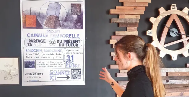 photo  avec les deux autres cogérants de l’escape game l’arche du temps, alice a imaginé une capsule temporelle contenant des témoignages d’habitants de saint-brieuc.  &copy;  l’arche du temps 