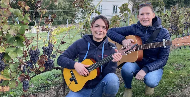 photo  violaine fortin et marie lucas sur le coteau de juigné, en 2023.  &copy;  archives le maine libre 