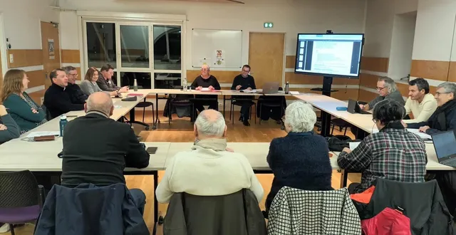 photo  lors du dernier conseil communautaire de 2025, mardi 16 décembre, de l’orée de bercé belinois, les quinze élus avaient tout juste le quorum pour délibérer.  &copy;  ouest-france 