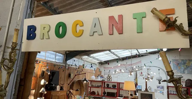 photo  entre la ferté-bernard et nogent-le-rotrou, décembre 2025. de nombreux brocanteurs accueillent professionnels et particuliers le long de la route départementale.  &copy;  le maine libre 