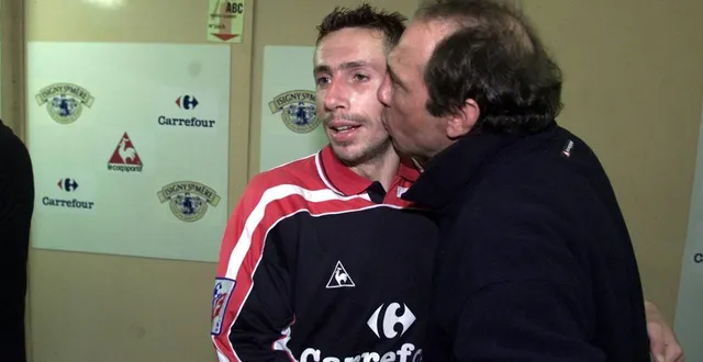photo  ici auteur d’un bisou à cyrille watier, qui avait inscrit un doublé ce soir-là lors du maintien face à angers (4-0), jean-louis gasset a été l’entraîneur du sm caen lors de la saison 2000-2001.  &copy;  stéphane geufroi 