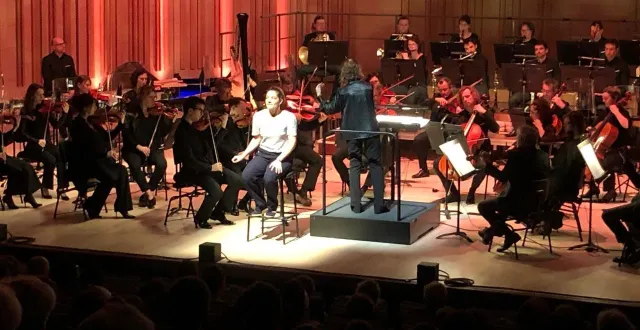 photo  centre de congrès, 21 décembre. l’autrice et récitante angevine emmanuelle schaaff aux côtés de la cheffe alizé léhon et de l’onpl.  &copy;  photo co 