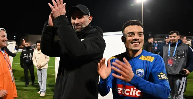 photo  cédric hengbart (à gauche), entraîneur de l’us avranches (manche, n2) et l’ailier anas lamrabette, après la victoire (1-1, tab 5-4) des normands face au stade brestois (finistère, l1), lors des 32es de finale de la coupe de france de football, à fenouillère, vendredi 19 décembre 2025.  &copy;  thomas brégardis / ouest-france 