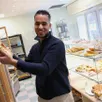 photo  hamza dab est le nouveau propriétaire du fonds de commerce de la boulangerie de la rue gambetta, à sablé-sur-sarthe. 
