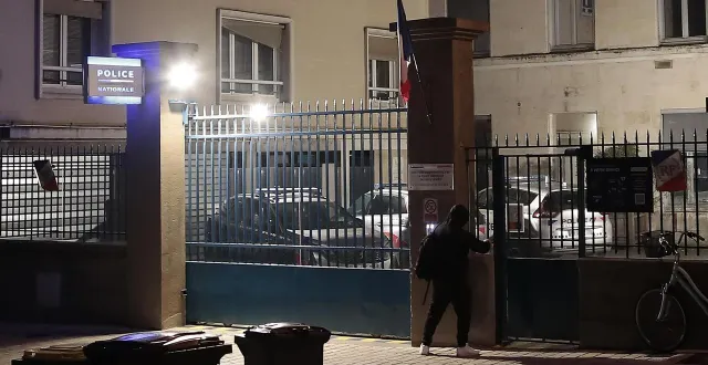 photo  alors qu’il était en garde à vue dans les murs du commissariat de niort, abdelkader n’a pas hésité à jeter un verre d’eau sur un opj, à cracher sur d’autres policiers.  &copy;  illustration co - benoit felace 