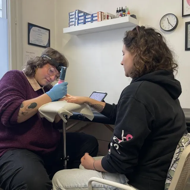 photo selon la tatoueuse et son amie venue tester, le tatouage sur ongles serait indolore.  ©  ouest-france