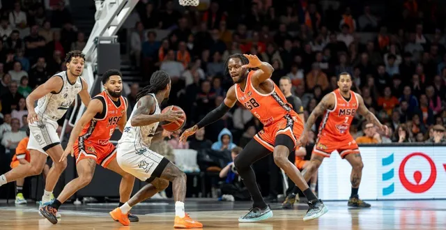 photo  trevor hugins et wilfried yeguete ont contribué à la belle victoire du msb face à saint-quentin.  &copy;  le maine libre - xavier sarrat 