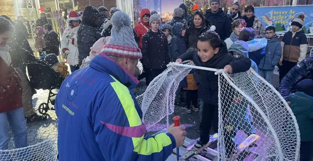 photo  la station de ski, animation proposée dans le cadre de passeurs de lumière à quimper (finistère), a attiré la foule, ce vendredi 26 décembre 2025.  &copy;  ouest-france 