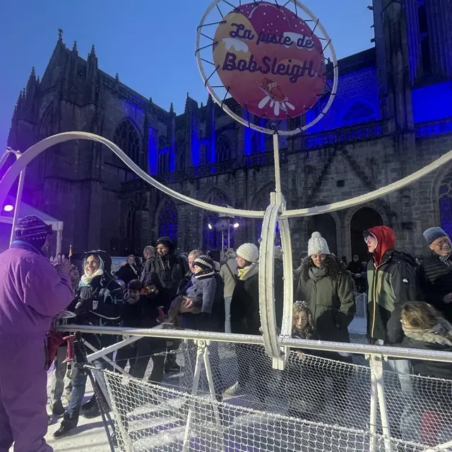 photo la station de ski, animation proposée dans le cadre de « passeurs de lumière » à quimper (finistère), a attiré la foule, ce vendredi 26 décembre 2025.  ©  ouest-france