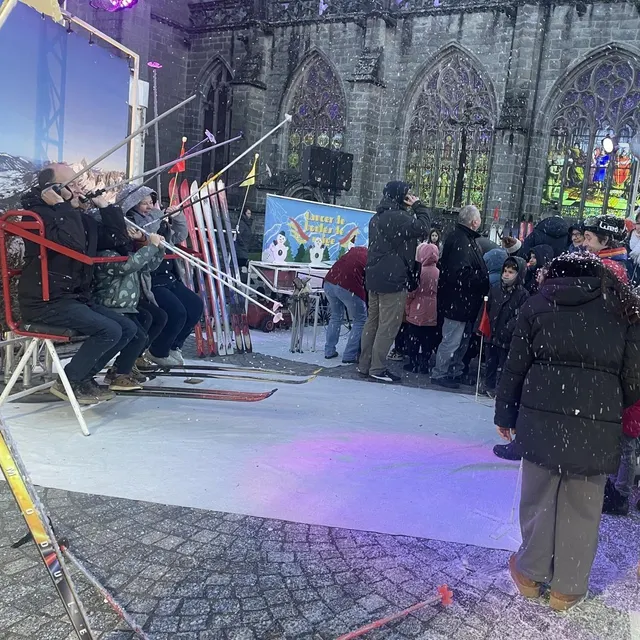 photo la station de ski, animation proposée dans le cadre de passeurs de lumière à quimper (finistère), a attiré la foule, ce vendredi 26 décembre 2025.  ©  ouest-france