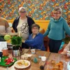photo  les responsables du secours catholique et du tintamarre organisent avec les personnes les plus démunies un moment de partage autour d’un café et d’un repas préparé par la cuisine solidaire. 