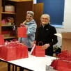 photo  à l’occasion des fêtes de fin d’année, la commune et le ccas ont reconduit la distribution de chocolats aux aînés de plus de 70 ans et de cartes cadeaux aux enfants âgés de 0 à 10 ans. les chocolats viennent des deux boulangeries et la distribution est assurée par les élus et les membres du ccas. à gauche, odile, patricia et marie-hélène ont participé à la préparation des ballotins de chocolats. 