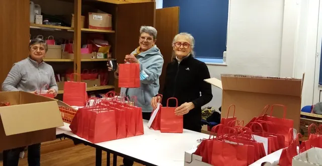 photo  à l’occasion des fêtes de fin d’année, la commune et le ccas ont reconduit la distribution de chocolats aux aînés de plus de 70 ans et de cartes cadeaux aux enfants âgés de 0 à 10 ans. les chocolats viennent des deux boulangeries et la distribution est assurée par les élus et les membres du ccas. à gauche, odile, patricia et marie-hélène ont participé à la préparation des ballotins de chocolats.  &copy;  ouest-france 