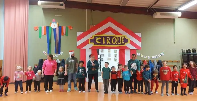 photo  le 20 décembre, dans l’après-midi, les enfants ont présenté leurs numéros de cirque devant un public enthousiasmé, au centre socioculturel thérèse letinturier. tous les enfants se sont impliqués dans la présentation qui était diversifiée : « jonglerie, magiciens, clowns, dompteurs d’animaux, tours de cartes avec participation du public, et le tout en musique. tour à tour, les jeunes artistes et acrobates sont intervenus devant leur public. »  &copy;  ouest-france 
