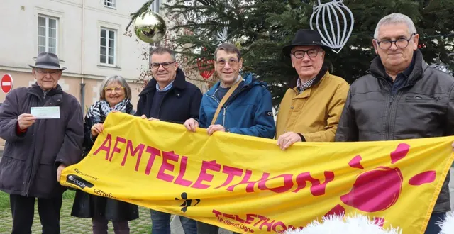 photo  patrice malandain, trésorier de la godasse, françoise boulestreau, secrétaire du club de marche nordique, richard viau, adjoint au sport, gilles ferjoux, coprésident de la godasse, marc bernier, conseiller et philippe giteau, conseiller vie associative.  &copy;  co 