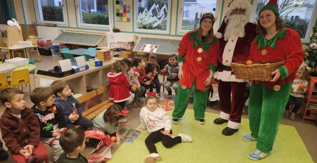 photo  les enfants toujours très à l’écoute du père noël et de ses lutins.  &copy;  co 