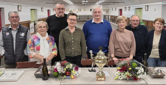 photo  samedi 20 décembre, la société de boule de fort des amis réunis organisait la finale de son concours « un homme, une femme ». 54 équipes s’étaient engagées et, au terme, michèle et philippe janas l’ont emporté face à françoise hervé et émile hervé sur le score de 12 à 9. odile et jean-luc mouteau, annette monnier et alain maillet se contentent des accessits. le président alain maillet a encouragé le public à participer au concours à l’approche de l’amicale à andard sans oublier l’inscription au challenge de l’authion.  &copy;  co 