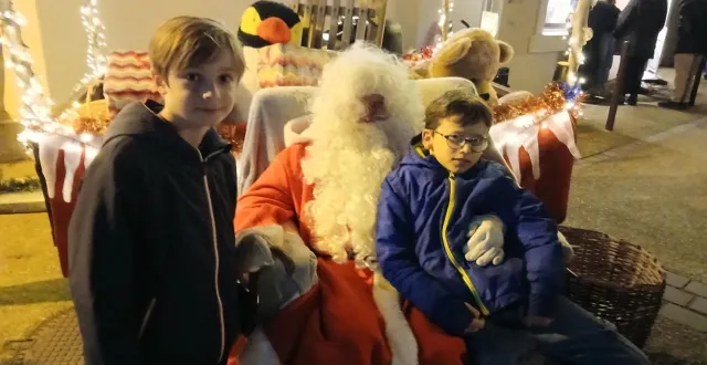 photo  le père noël s’est prêté aux photos avec les enfants.  &copy;  le maine libre 