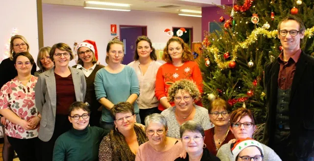 photo  charlotte langot, au premier rang à gauche, et mickaël lerdu à droite ont animé le moment musical, aux côtés du personnel du ssiad.  &copy;  le maine libre 